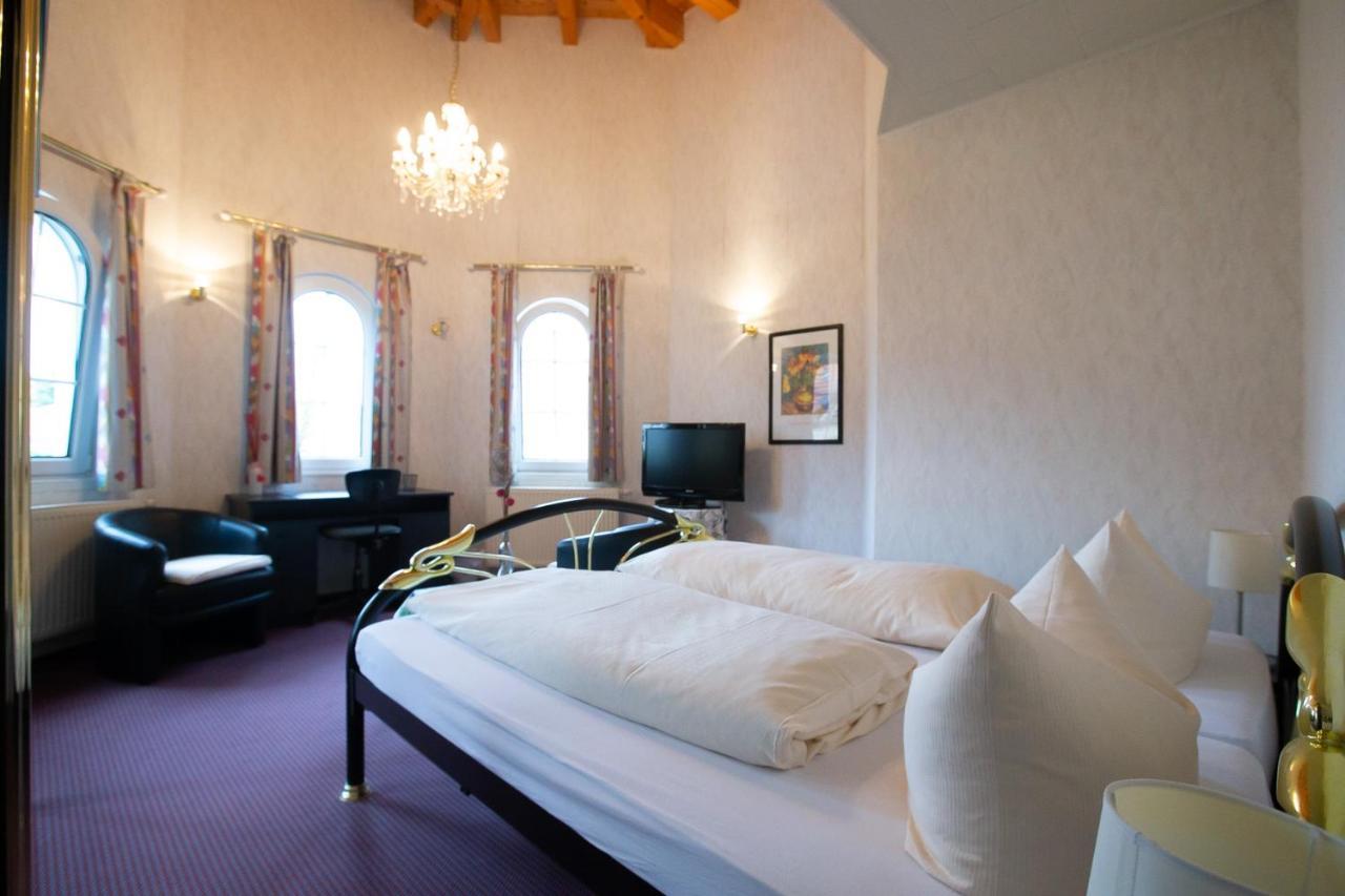 Hotel Schlosshof Dolgesheim Bagian luar foto