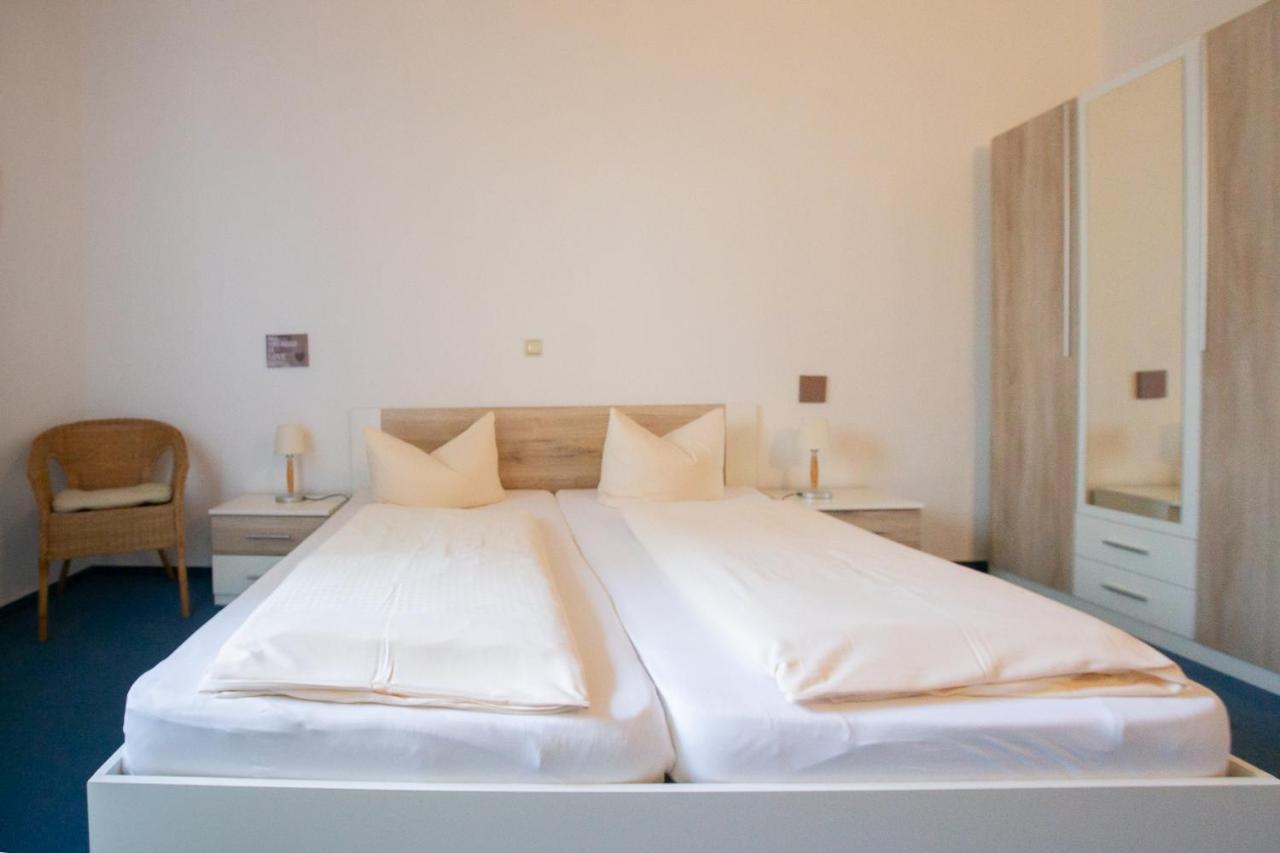Hotel Schlosshof Dolgesheim Bagian luar foto
