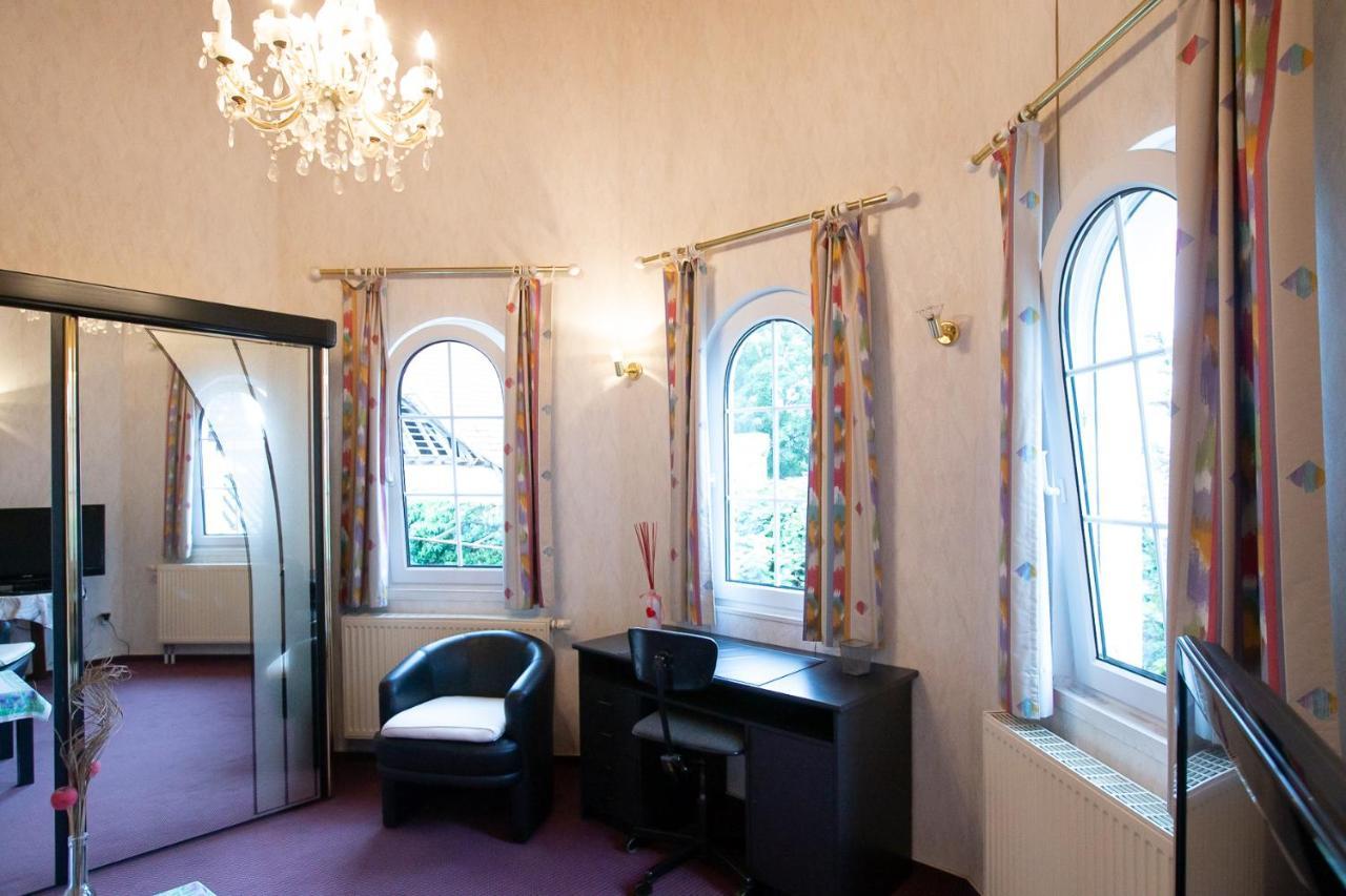 Hotel Schlosshof Dolgesheim Bagian luar foto