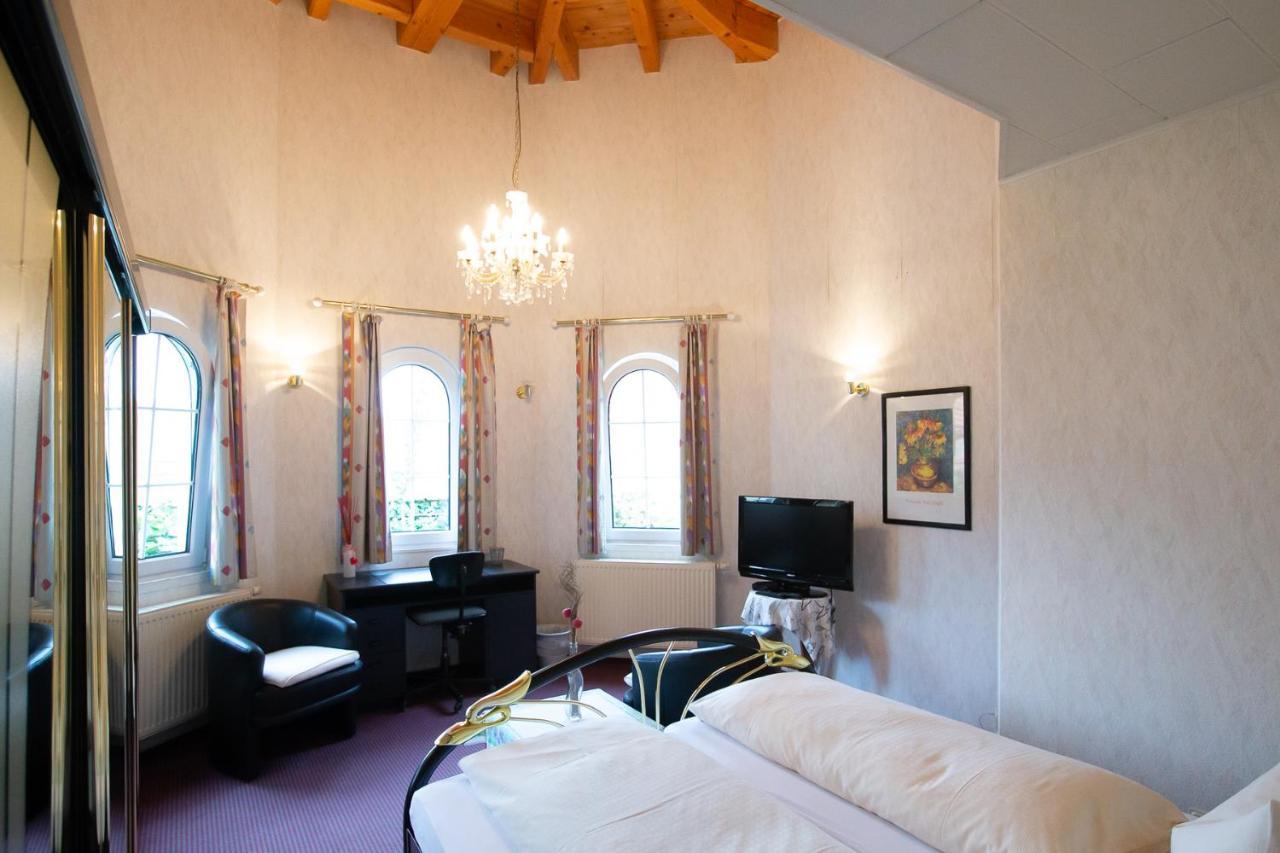 Hotel Schlosshof Dolgesheim Bagian luar foto
