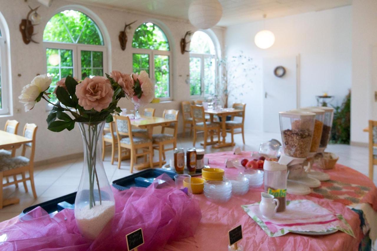 Hotel Schlosshof Dolgesheim Bagian luar foto