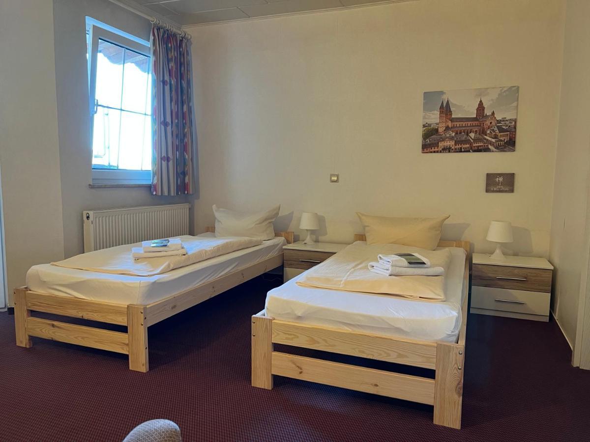 Hotel Schlosshof Dolgesheim Bagian luar foto